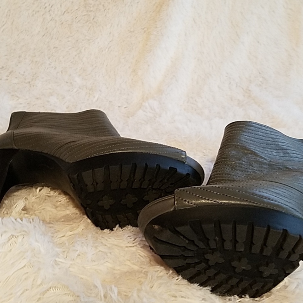 Shoes - Picture 2 of 7